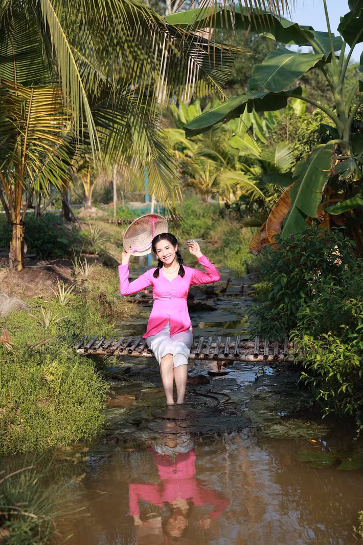 Nữ diễn viên trẻ trung khi mặc áo bà ba. Ảnh: FB Yến Nhi.
