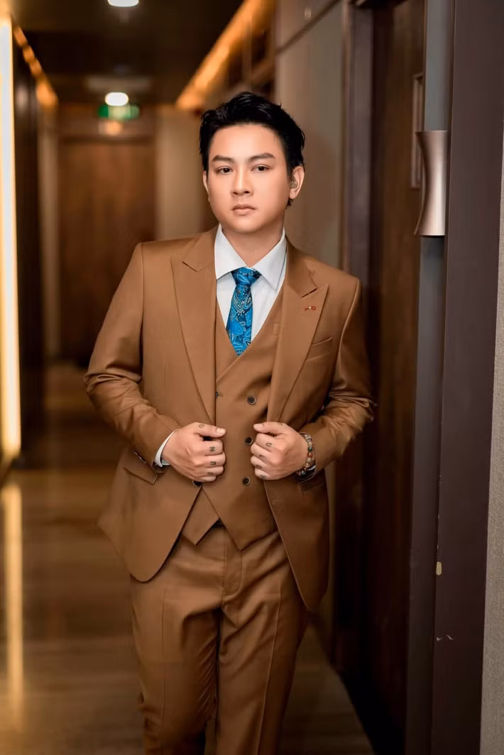 Không chỉ chuyện tình cảm, hành trình nghệ thuật của Hoài Lâm cũng trải qua nhiều dấu mốc. Nam ca sĩ được đông đảo khán giả biết đến khi giành ngôi quán quân Gương mặt thân quen 2014. Thành công tại chương trình trở thành bước ngoặt, đưa tên tuổi anh đến gần công chúng.