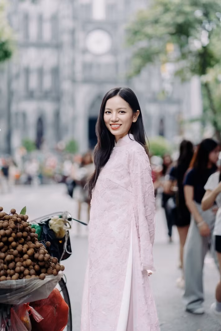 Dịp sinh nhật, Hạ Anh thực hiện bộ ảnh áo dài ở Hà Nội.