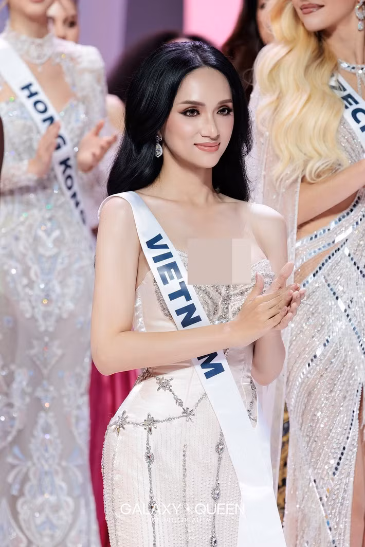 Hương Giang chọn phong cách trang điểm đậm, nhấn vào đôi mắt. Ảnh: Galaxy Queen.