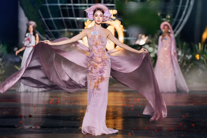 Việc đặt sân khấu thời trang trong không gian ven biển giúp chương trình kết nối thiết kế với cảnh quan Đồ Sơn.
