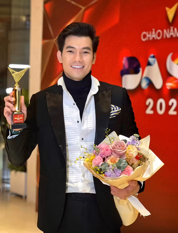 Năm 2023, Nhan Phúc Vinh còn được ghi nhận khi chiến thắng hạng mục Diễn viên nam ấn tượng tại VTV Awards.