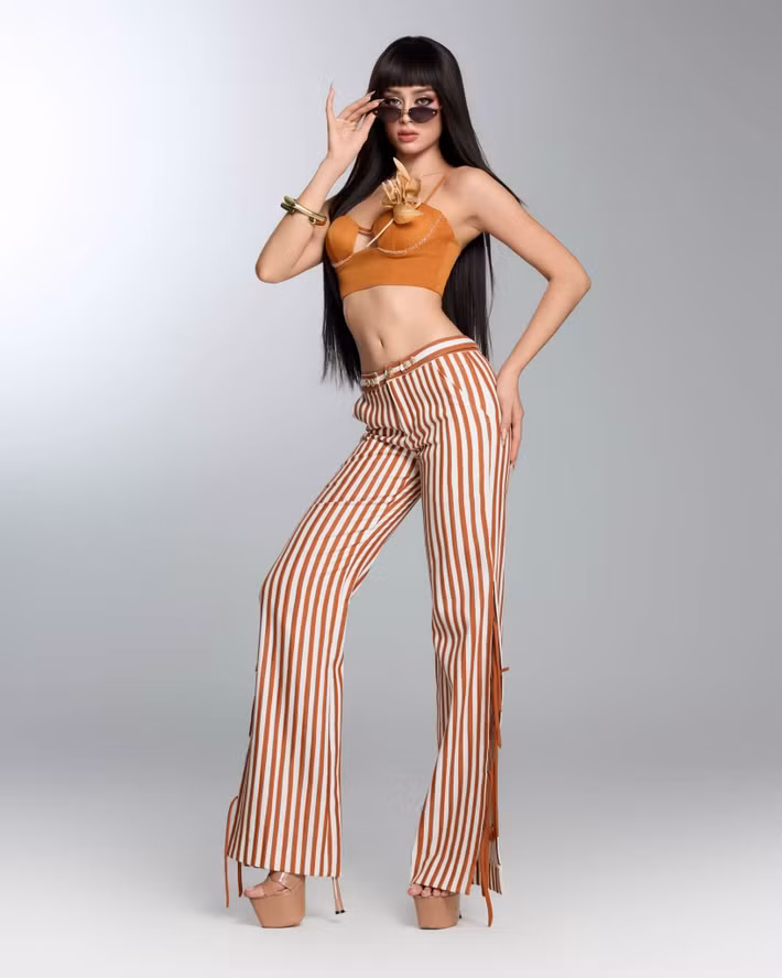 Từ những ngày đầu nhập cuộc, Emoura Phạm liên tục là gương mặt được truyền thông quốc tế quan tâm. Đại diện Việt Nam xuất hiện trong nhiều cuộc phỏng vấn, trò chuyện và giao lưu cùng các phóng viên, kênh truyền thông nước ngoài trong khuôn khổ cuộc thi.