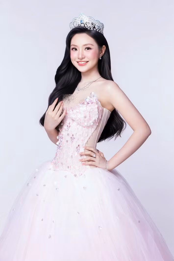 Khánh Như khoe thần thái thanh lịch trong thiết kế dạ hội. Bộ ảnh được công bố cùng profile của 52 đại diện tham dự Miss International 2026, mùa giải thứ 64 của cuộc thi.