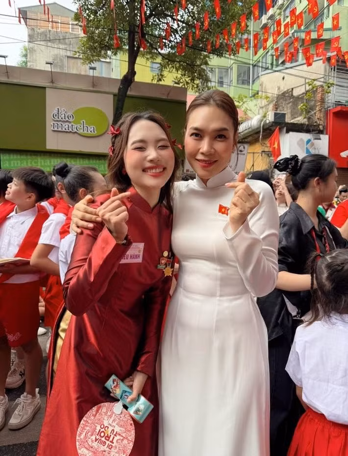 Mỹ Tâm tươi tắn khi chụp ảnh cùng ca sĩ Phương Mỹ Chi trong lễ diễu binh, diễu hành. Ảnh: FB Phương Mỹ Chi.