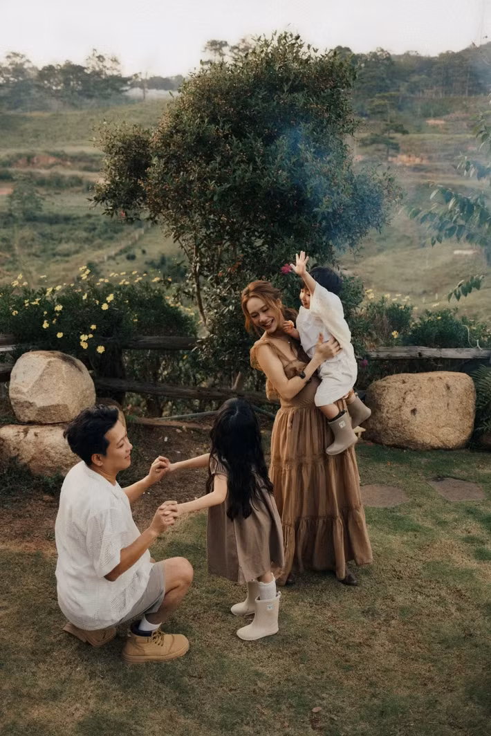 Chia sẻ bộ ảnh, Nhã Phương bày tỏ: "Gói ghém những bình yên ở Đà Lạt vào trong khung hình, nơi có vòng tay của ba Tí, nụ cười của Tiny, ánh mắt của Hope và nhịp tim bé nhỏ đang lớn lên từng ngày bên mẹ". Ảnh: Mạnh Bi.