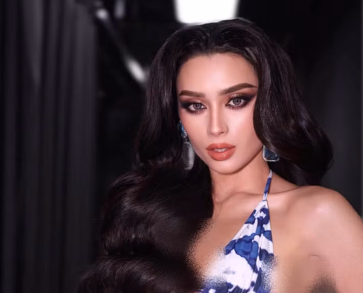 Ở phần thi bikini, Emoura Phạm xuất hiện trong thiết kế hai mảnh, khoe vóc dáng cùng phong thái tự tin. Người đẹp thực hiện những bước catwalk chắc chắn, kết hợp động tác xoay người và tạo dáng để làm chủ sân khấu.