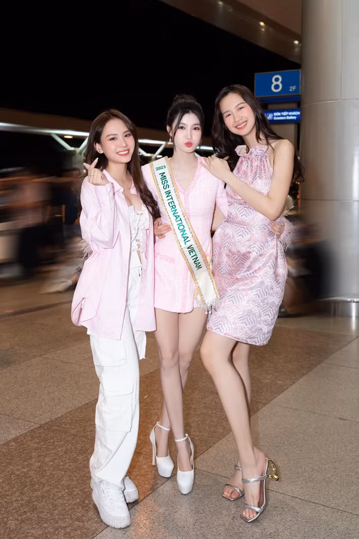 Bảo Ngọc và Mai Phương đến tiễn Phương Nhi thi Hoa hậu Quốc tế 2023. Ảnh: Tiền Phong.