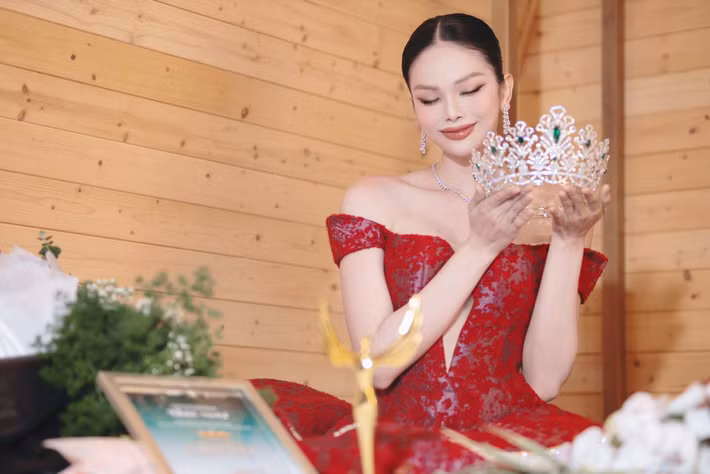 Sau chung kết, Hoa hậu Hà Tâm Như chia sẻ, khoảnh khắc giành vương miện là một cột mốc không thể nào quên trong cuộc đời. “Khoảnh khắc được gọi tên ở vị trí cao nhất của Hoa hậu Chuyển giới Việt Nam2025 là kết quả của cả một hành trình đầy nỗ lực, nước mắt và rất nhiều tình yêu thương”, cô viết. Ảnh: FB Tâm Như.