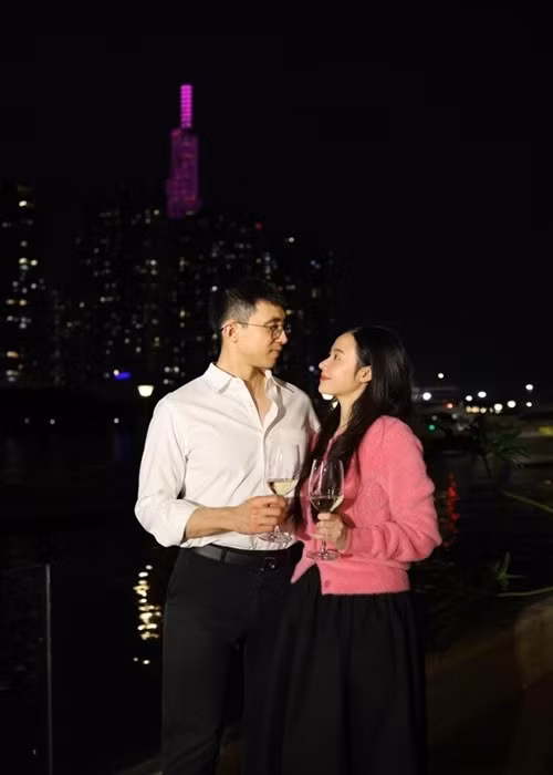 Không chỉ xuất hiện cùng nhau tại các sự kiện, Midu và Minh Đạt còn dành thời gian cho những chuyến đi riêng. Từ khung cảnh thành phố về đêm, những bữa tiệc ấm cúng đến các chuyến nghỉ dưỡng, cả hai thường dành cho nhau ánh nhìn trìu mến.
