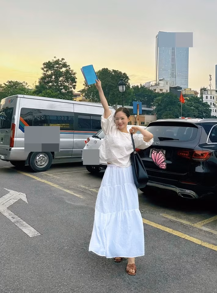 Tháng 6/2025, cô hào hứng khoe hình ảnh đi quay phim. Ảnh: FB Lan Phương.