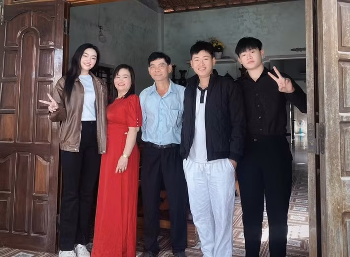 Theo Dân Việt, bố của Yến Nhi làm thợ phụ hồ, mẹ nàng hậu bán vé số hơn 20 năm trước khi theo chồng đi phụ hồ để kiếm thêm thu nhập. Ảnh: Đời Sống Gia Đình.