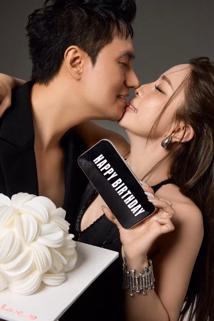 Nhân sinh nhật Quỳnh Nga năm nay, Việt Anh cùng bạn gái thực hiện bộ ảnh kỷ niệm. Nam diễn viên nhắn nửa kia: “Chúc em luôn vui và hạnh phúc, hãy luôn là hậu phương vững chắc của anh. Mọi việc khác để anh lo nhé bé yêu”. Ảnh: FB Việt Anh.