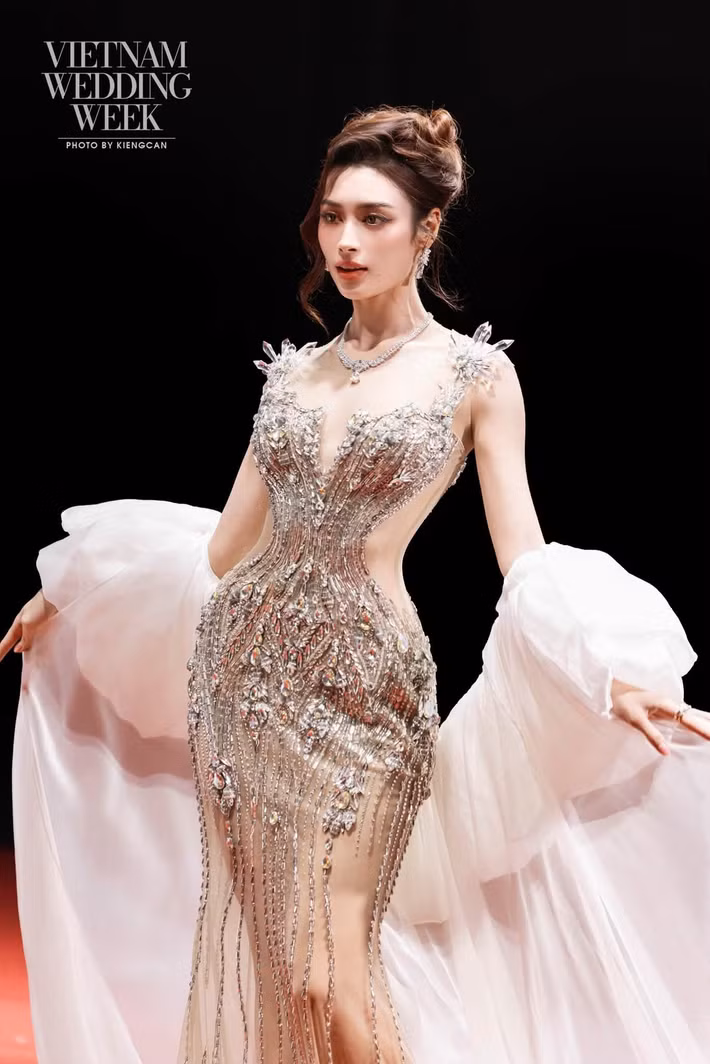 Trên sàn diễn, Emoura Phạm mang vẻ sắc sảo, sang trọng. Chiều cao cùng thân hình thanh mảnh là lợi thế giúp cô nổi bật khi trình diễn những mẫu váy dạ hội.