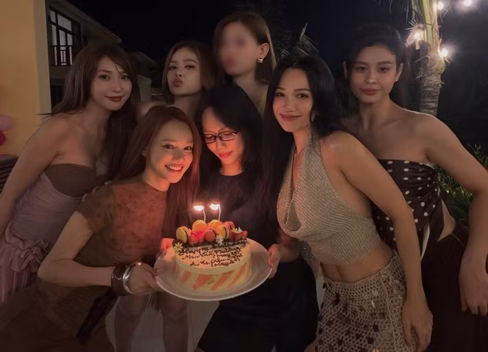 Nhiều khán giả nhận xét điểm đặc biệt của nhóm không nằm ở sự hào nhoáng showbiz mà ở cảm giác gần gũi, tự nhiên. Ảnh: FB Nhã Phương.