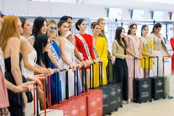 Đại diện Việt Nam gợi cảm với váy ngắn tông màu đỏ bó sát trong một hoạt động cuộc thi. Ảnh: FB Hà Tâm Như.