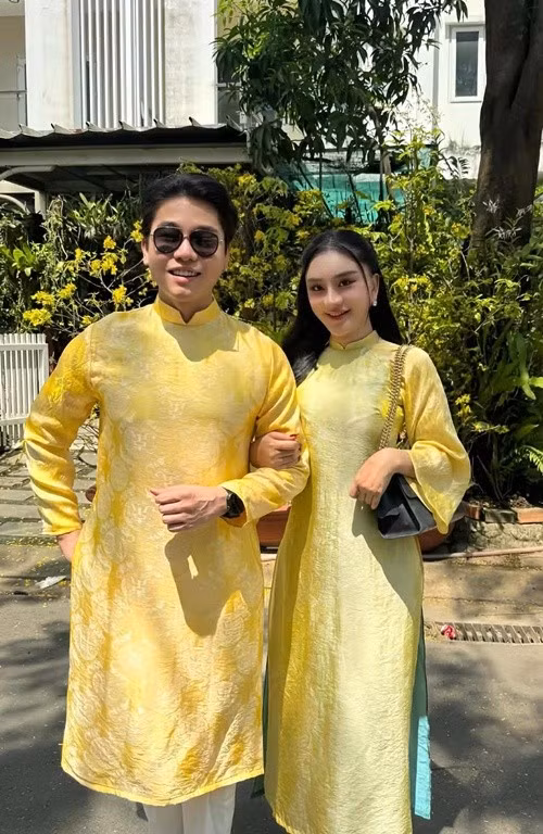Cô viết: “Anh 1991 – em 1977, hai con số tưởng xa mà lòng mình lại thấy gần. Em đi qua mấy mùa xuân rồi mới hiểu… gặp được một người làm tim mình rung động đâu phải chuyện dễ. Nếu anh chưa có ai, Tết này cho em ‘mượn’ anh nhé… Mượn anh dắt em đi chợ hoa, đi shopping chọn áo mới, mượn anh nắm tay em đi chùa cầu bình an, rồi mình ghé thăm gia đình hai bên cho mùa xuân thêm trọn vẹn. Không biết anh có đồng ý làm mùa xuân của em năm nay không?”.