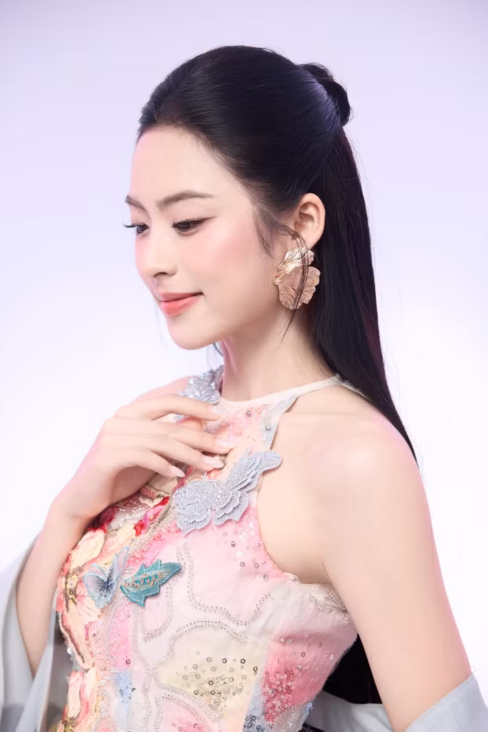 Mái tóc đen dài, đôi mắt to cùng nụ cười rạng rỡ tạo nên nét duyên dáng cho Vân Nhi. Người đẹp chọn lối trang điểm tông hồng nhẹ nhàng, tôn lên đường nét gương mặt và giữ vẻ ngoài trẻ trung, tự nhiên.