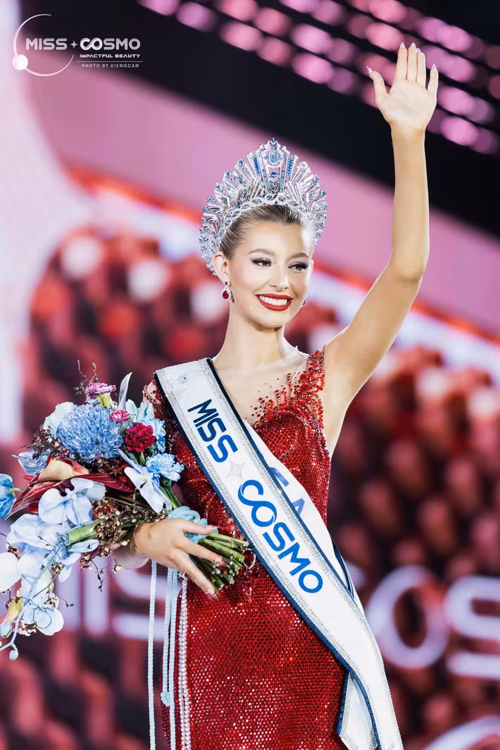Theo Tiền Phong, tân hoa hậu được nhiều khán giả đặt cho biệt danh Ngọc Na. Sau đăng quang, Yolina sẽ dành nhiều thời gian sinh sống và làm việc tại Việt Nam, đồng hành cùng ban tổ chức thực hiện các công việc và hoàn thành nhiệm kỳ của mình trước khi trao lại vương miện cho hoa hậu kế nhiệm. Ảnh: Miss Cosmo.