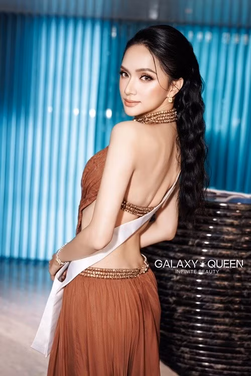 Hoa hậu Hương Giang liên tục làm mới hình ảnh ở Miss Universe 2025. Ngày thứ 8 tham gia cuộc thi, cô diện váy cổ yếm, khoe lưng trần. Ảnh: Galaxy Queen.
