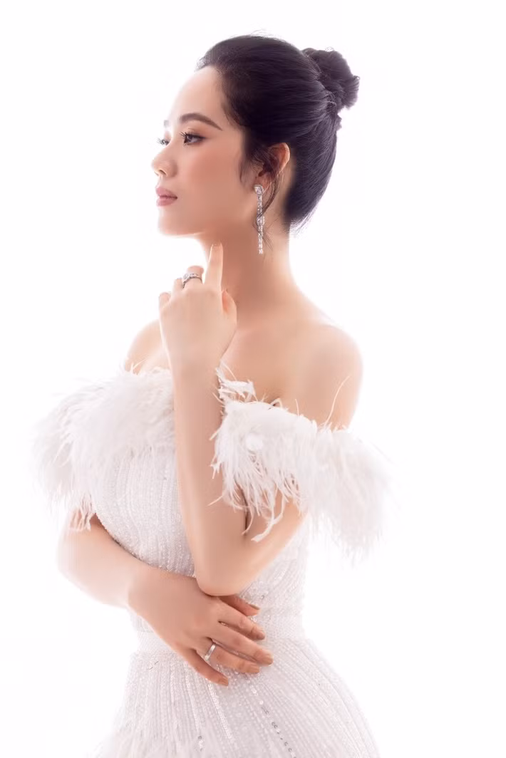 Trong các bộ ảnh thời trang, Mai Phương ưu tiên lối trang điểm nhẹ nhàng, tôn đường nét gương mặt. Ảnh: Đẹp.