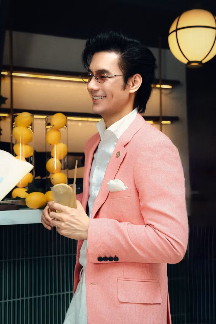 Trước Khả Ngân, Nhan Phúc Vinh chưa từng công khai bạn gái. Nam diễn viên vốn kín tiếng về đời tư, chủ yếu chia sẻ với khán giả về công việc và các dự án nghệ thuật.