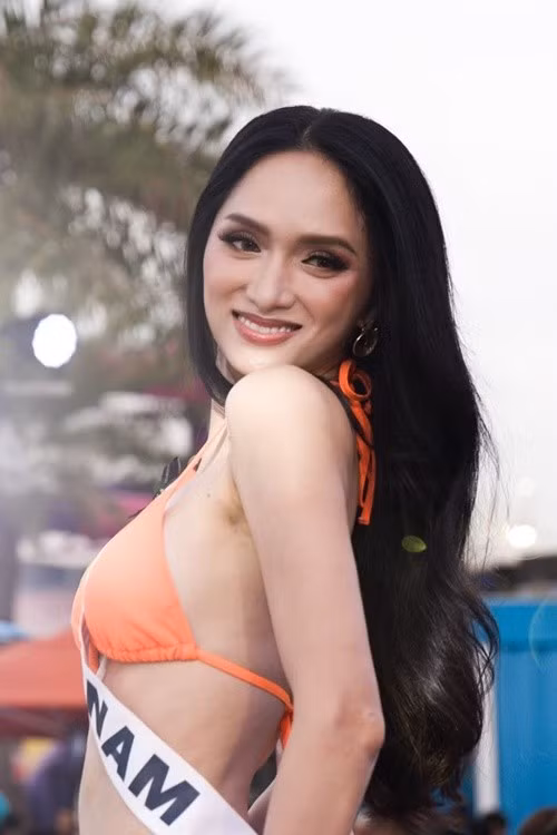 Mới đây, Hương Giang trình diễn áo tắm trong khuôn khổ cuộc thi Miss Universe 2025 tại Thái Lan. Nhiều người nhận xét rằng đại diện Việt Nam thiếu tự tin khi catwalk. Ảnh: Miss Universe.