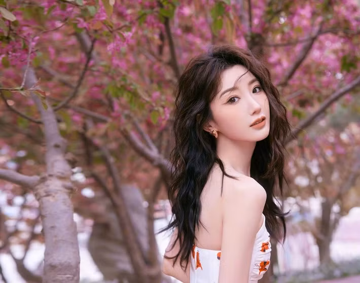 Mao Hiểu Đồng sở hữu nhan sắc ngọt ngào, gợi cảm. Ảnh: Weibo Mao Hiểu Đồng.