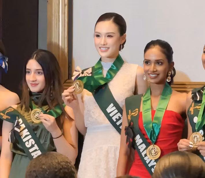 Nhóm Trịnh Mỹ Anh thực hiện dự án mang tên “Biến vải vụn thành yêu thương”, hướng tới việc tái chế 50kg vải vụn thành 300 túi giấy gói quà tái sử dụng phục vụ mùa Giáng sinh. Ảnh: FB Mỹ Anh.