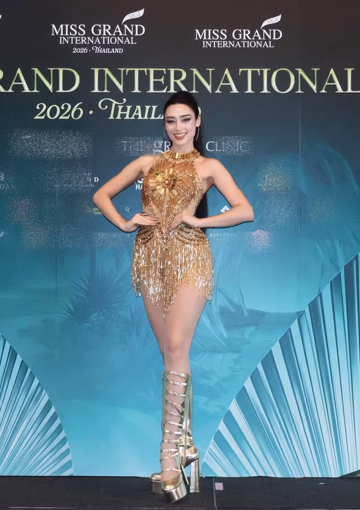 Mới đây, phần thi Tài năng (Grand Talent) thuộc khuôn khổ Miss Grand International 2026 diễn ra tại Thái Lan. Hoa hậu Emoura Phạm cùng các thí sinh thể hiện năng khiếu cá nhân, tranh suất vào thẳng Top 20 chung cuộc.