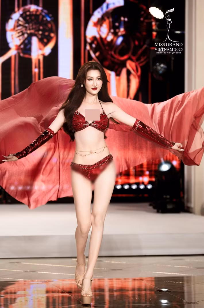 Mới đây, trong một hoạt động thuộc khuôn khổ cuộc thi Miss Grand Vietnam 2025, Võ Lê Quế Anh cùng các thí sinh trình diễn áo tắm.