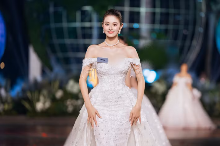 Thông qua năm bộ sưu tập, các nhà thiết kế Việt Nam giới thiệu nhiều cách tiếp cận khác nhau với văn hóa, thiên nhiên và vẻ đẹp phụ nữ trước dàn thí sinh và khán giả quốc tế.