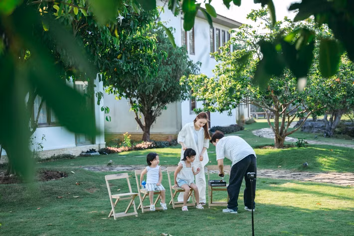 Nhà trọ Destiny không chỉ là nhà vườn rộng lớn, mà còn là nơi lưu giữ những kỷ niệm vô giá của gia đình Trường Giang. Tại đây, rũ bỏ hình ảnh của những ngôi sao hạng A, Trường Giang - Nhã Phương trở về làm những ông bố, bà mẹ bỉm sữa thực thụ. Ảnh: FB Trường Giang