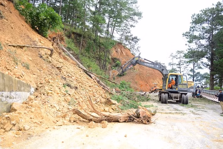 Mưa lớn kéo dài nhiều ngày qua khiến nền đất khu vực đèo D’ran (phường Xuân Trường – Đà Lạt, Lâm Đồng) bị bão hòa nước. Đêm 28/10, hàng tấn đất đá cùng nhiều cây thông cổ thụ bất ngờ sạt xuống mặt đường, làm tê liệt hoàn toàn tuyến quốc lộ 20 qua khu vực Cầu Treo.