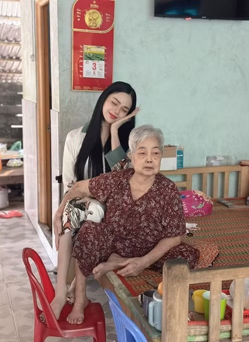 Bà nội vui mừng khi Hà Tâm Như đăng quang Hoa hậu Chuyển giới Việt Nam 2025, thi đậu đại học năm 18 tuổi, cầm tấm bằng tốt nghiệp năm 22 tuổi và phẫu thuật thành công năm 25 tuổi. Ảnh: FB Hà Tâm Như.