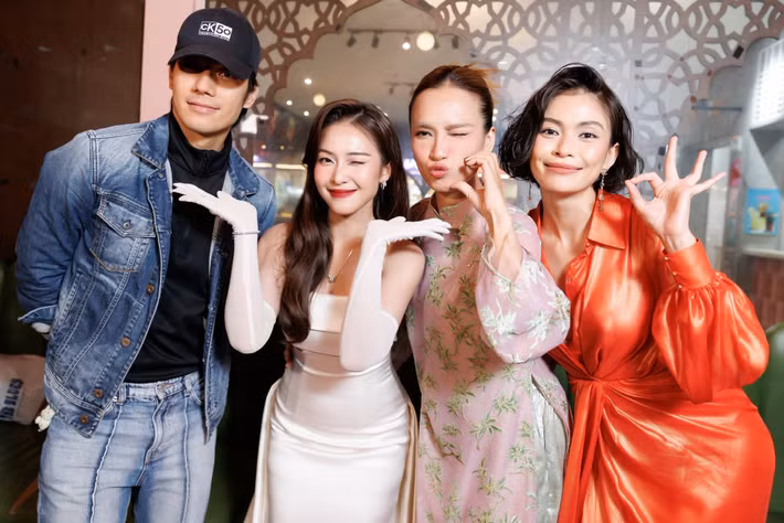 Khả Ngân từng gọi Nhan Phúc Vinh là “ông anh hướng nội”, hài hước cho rằng anh “cũng thoát được với mấy chị em”. Cô đồng thời gửi lời cảm ơn đến nam diễn viên. Ảnh: FB Khả Ngân.