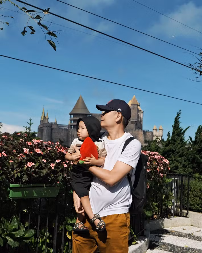 Gia đình nhỏ của cô luôn mang đến một cảm giác an yên đến lạ. Trong những khung hình đời thường, chồng nữ ca sĩ ghi điểm tuyệt đối khi luôn kề cận, kiên nhẫn chăm sóc bé Mỡ.