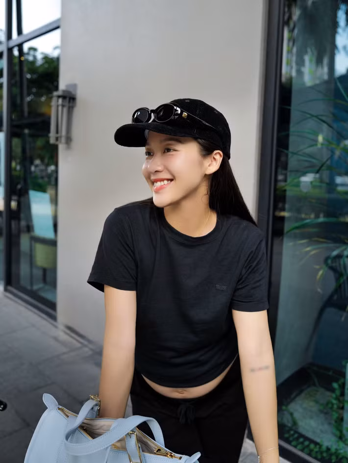 Ở góc chụp cận, Khả Ngân khoe diện mạo trẻ trung, tươi tắn. Nữ diễn viên trang điểm nhẹ, giữ vẻ tự nhiên khi chia sẻ về cuộc sống hiện tại. Ảnh: FB Khả Ngân.