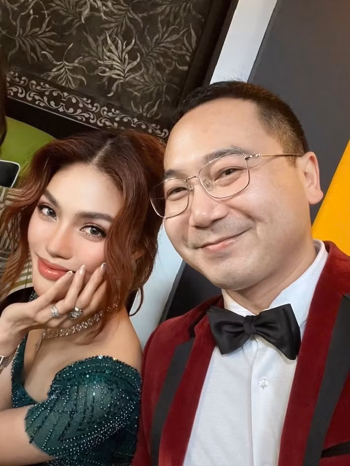 Lan Khuê cùng doanh nhân Tuấn John dự đám cưới của Tiên Nguyễn. Trên trang cá nhân, Tuấn John nhắn nhủ vợ chồng Tiên Nguyễn - Justin rằng cả hai mang đến cho mọi người quá nhiều kỷ niệm khó quên trong đám cưới. Tuấn John còn chúc mừng Tiên Nguyễn - Justin mãi mãi hạnh phúc. Ảnh: Instagram Lan Khuê.