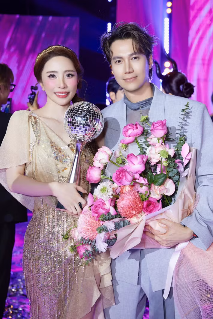 Việt Anh từng mang hoa đến chúc mừng Quỳnh Nga khi cô giành ngôi quán quân “Bước nhảy hoàn vũ” vào tháng 1/2025. Ảnh: FB Việt Anh.
