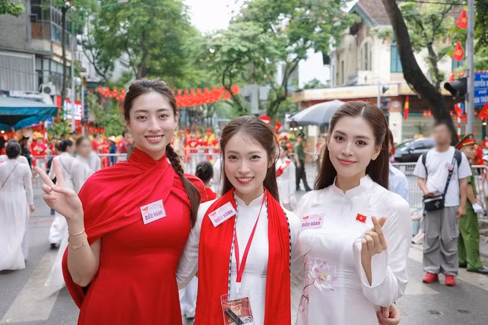 “Vy rất vui khi mình có thể được gặp gỡ được nhiều cô chú anh chị em nghệ sĩ, diễn viên, ca sĩ, vận động viên tiêu biểu… trong buổi tổng duyệt hôm nay”, Tiểu Vy chia sẻ. Ảnh: Sen Vàng.