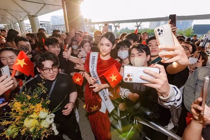 Hương Giang được fan vây kín ở sân bay khi đi thi Miss Universe 2025. Ảnh: FB Hương Giang.