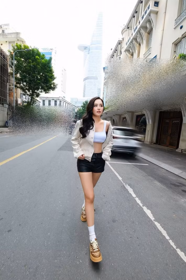 Với áo khoác màu kem, bra, quần shorts đen và giày thể thao, người đẹp theo đuổi phong cách dạo phố năng động.