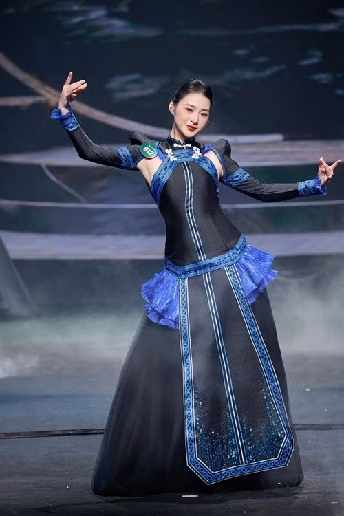 Màn ứng xử bằng tiếng Việt của Trâm Anh trôi chảy. Tuy nhiên, khi trả lời bằng tiếng Anh, nàng hậu đôi lúc ấp úng và quá lố thời gian. Ảnh: FB Trâm Anh.