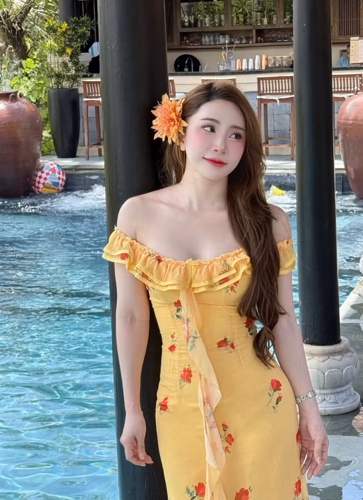 Nữ ca sĩ sở hữu vóc dáng gợi cảm, gương mặt trẻ trung. Ở đời thường, Quỳnh Nga chuộng phong cách ngọt ngào. Ảnh: FB Quỳnh Nga.