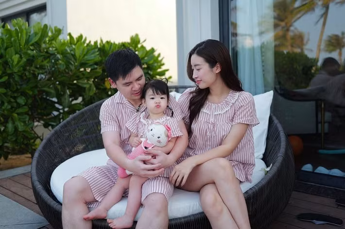 Đỗ Mỹ Linh và doanh nhân Đỗ Vinh Quang kết hôn năm 2022, chào đón con gái đầu lòng vào năm 2023. Ảnh: FB Đỗ Mỹ Linh.