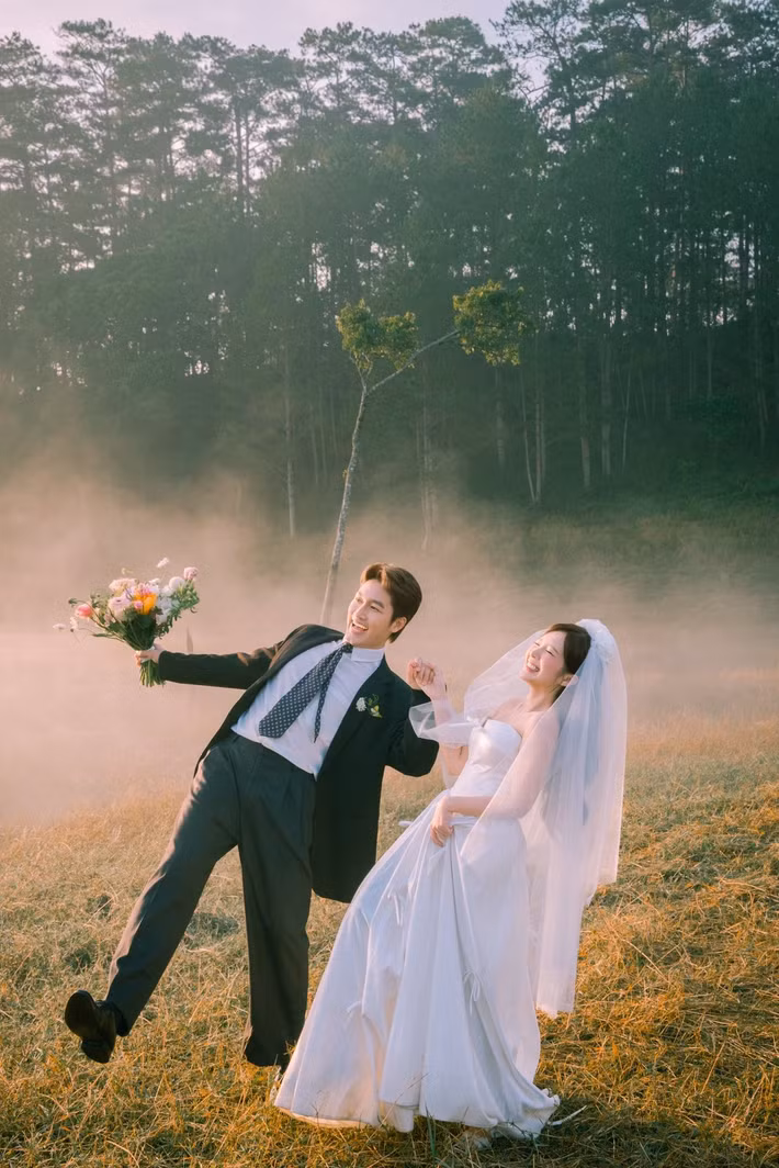 Cách đây không lâu, Đình Tú cầu hôn Ngọc Huyền. Sau đó, đôi uyên ương khoe giấy đăng ký kết hôn. Ảnh: FB Ngọc Huyền.