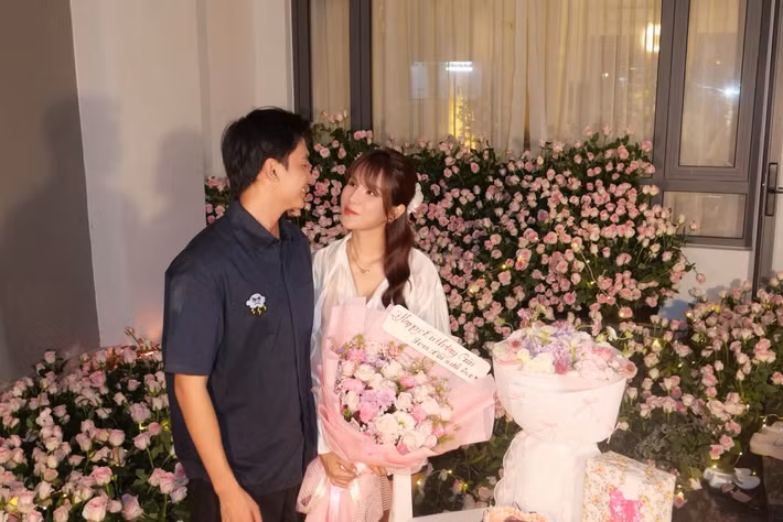 Hồi tháng 8/2026, Diệp Lâm Anh được bạn trai chuẩn bị không gian nhà riêng ngập hoa hồng. Người đẹp chia sẻ loạt ảnh bên Phạm Kiên và bày tỏ sự bất ngờ trước món quà đặc biệt.