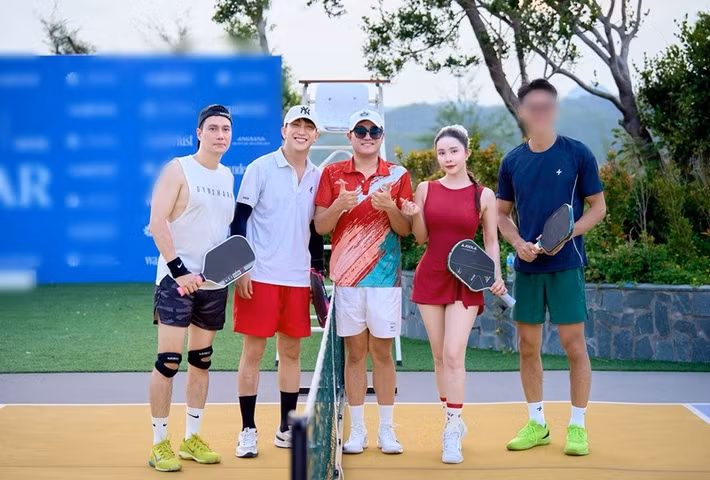 Theo Saostar, Quỳnh Nga lên tiếng: "Tôi đi rủ 4, 5 anh em đi khám tổng quát mà thành khám thai thì cũng là tấu hài ghê. Tối về còn đi đánh pickleball ầm ầm". Ảnh: FB Quỳnh Nga.