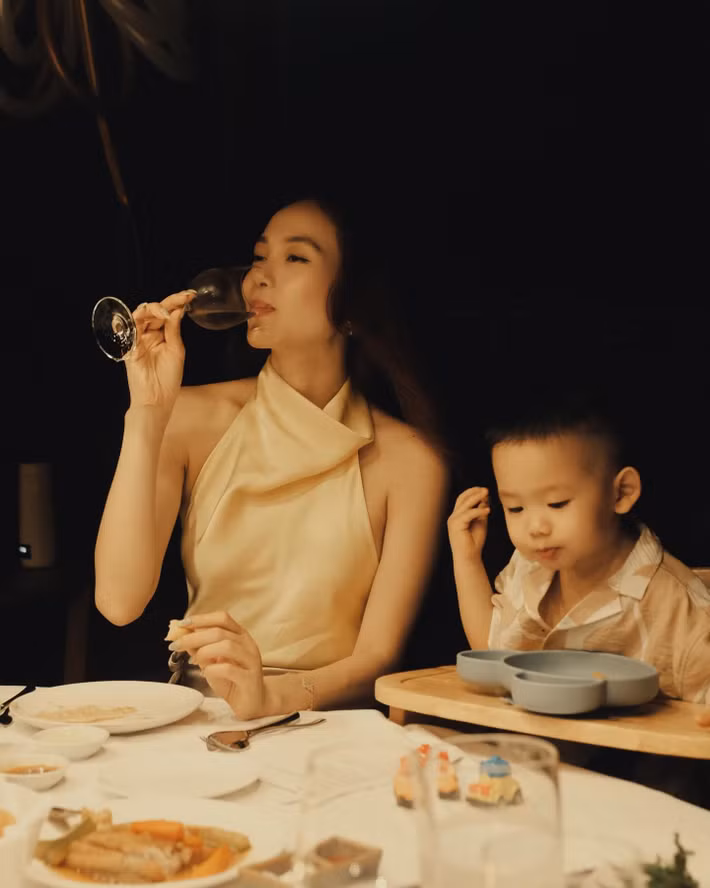 Minh Hằng nhắn nhủ chồng con: "Mẹ chúc con trai của mẹ luôn khỏe mạnh, ngoan ngoãn và rạng rỡ. Mẹ và ba yêu con rất nhiều". Ảnh: FB Minh Hằng.